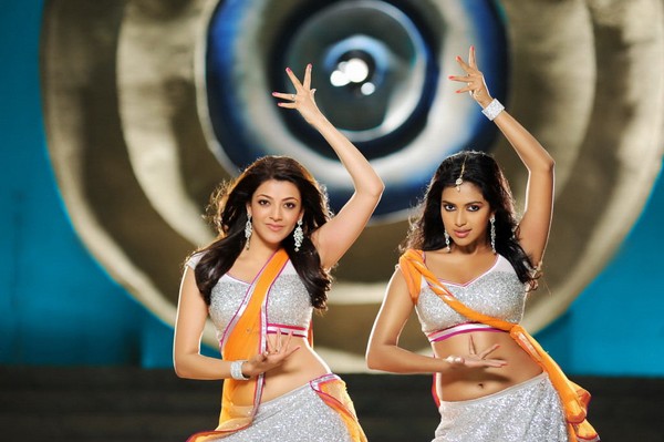 Amala Paul with Kajal Agarwal Showing her sexy Navel In Nayak Movie