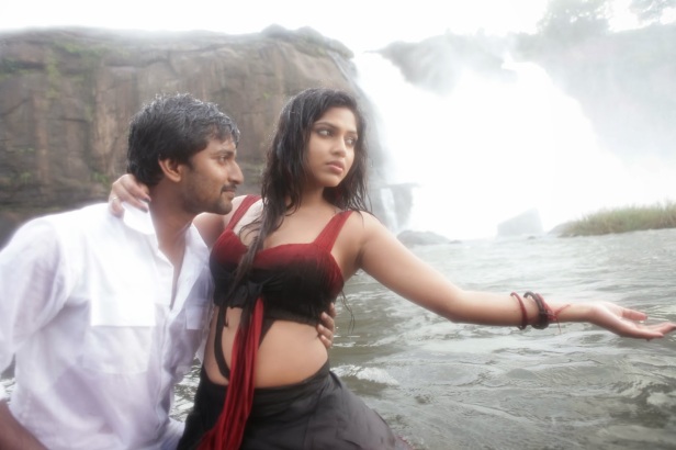 Amala paul romancing with Actor NaanEe pressing her navel photos